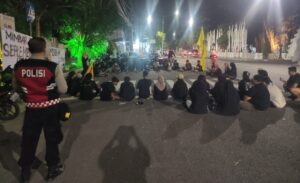 Polresta Banyuwangi Lakukan Pengaman Aksi “September Hitam” yang dilakukan Mahasiswa PMII Di Depan Kantor Pemda Banyuwangi.