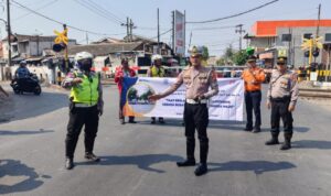 Harlantas Bhayangkara ke-69, Polres Pelabuhan Tanjungperak Gandeng PT KAI Daop 8 Sosialisasikan Keselamatan di Perlintasan Sebidang