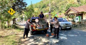 Peduli Keselamatan Masyarakat, Polisi Tambal Jalan Desa Berlubang di Trenggalek