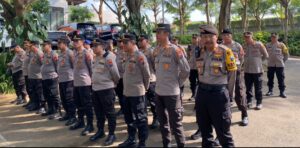 Ratusan Personil Polresta Banyuwangi Gelar Pengamanan Penetapan Bakal Calon Bupati Dan Wakil Bupati Berlangsung Kondusif