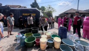 Polres Pasuruan Distribusikan Bantuan Air Bersih untuk Warga Terdampak Kemarau Panjang