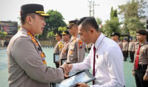 Kapolresta Banyuwangi Berikan Penghargaan kepada Anggota Berprestasi