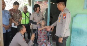Senyum Bahagia Mbah Sonten Setelah Mendapatkan Kursi Roda dari Polres Mojokerto