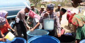 Gelar Baksos di Harlantas Bhayangkara ke – 69, Polres Bangkalan Droping 10 Tangki Air Bersih di 2 Desa