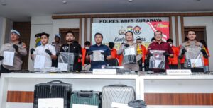 Polrestabes Surabaya Berhasil Ungkap Sindikat Penipuan Online Jaringan Internasional 10 WNA Diamankan