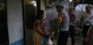 Hari Lalu lintas Bhayangkara ke – 69 , Polres Batu Salurkan Bantuan Sosial untuk Warga Kurang Mampu