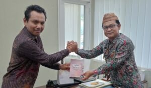 Kepala Kemenag Banyuwangi Terima Antologi Puisi “Hebat Bersama Umat” Karya 79 Penyair