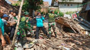 Sinergitas Polisi Bersama TNI dan Warga Gotong Royong Bedah Rumah Lansia di Bojonegoro