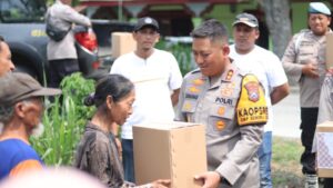 Polres Blitar Kota Peduli, Beri Bantuan Sosial Kepada Korban Puting Beliung