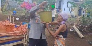 Polisi Salurkan Air Bersih Untuk Warga Kedungjajang Lumajang
