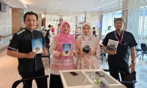 Syafaat Serahkan Buku “Catatan Kecil Perjalanan Petugas Haji” kepada Tiga Dokter Kloter di Banyuwangi