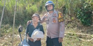 Polisi Peduli, Pak Bhabin Berbagi Sembako untuk Warga Kurang Mampu di Bondowoso