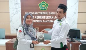 Penyerahan Buku Catatan Kecil Syafaat, Pengalaman Berharga Petugas Haji 2024