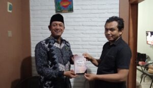 Penyerahan Buku Antologi Puisi “79 Penyair Hebat Bersama Umat” di Banyuwangi, Memperkuat Nilai Humanis dan Religius