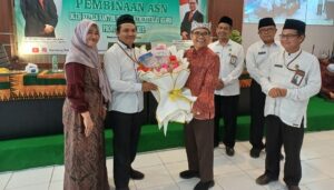 Kepala Kanwil Kemenag Jatim Terima Buket Buku dari Yayasan Lentera Sastra Banyuwangi