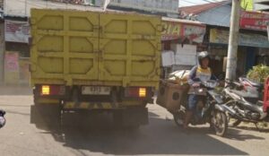 Pedagang Pasar Rogojampi Mengeluh Teeganggu Dump Truk Pengangkut Pasir Tidak Tertutup Terpal, KPB Minta Aparat Bertindak Tegas