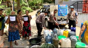 Tak Hanya Distribusikan Air Bersih, Patroli Genthong Polisi Juga Berbagi Ember Gratis di Trenggalek