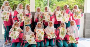 Siswi MI Darun  Najah II Banyuwangi Praktikkan Batik Ramah Lingkungan dengan Teknik Ecoprint