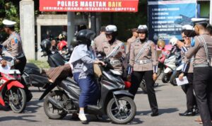 Aksi Humanis Polres Magetan di Operasi Zebra Semeru 2024, Berbagi Coklat