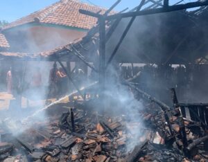 Kebakaran Hebat Landa Gudang Mebel di Wongsorejo, Diduga Akibat Pembakaran Sampah