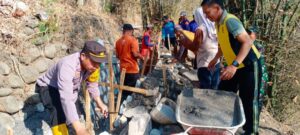 Sinergitas Polres Ponorogo bersama TNI dan Warga Bersihkan Lingkungan Cegah Banjir
