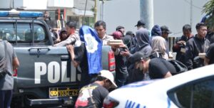 Humanis, Polisi Berbagi Nasi Kotak untuk Peserta Unras Sarbumusi Situbondo