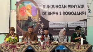 Penyair Sambangi SMPN 2 Rogojampi, Bahas Puisi di Hadapan Ratusan Siswa