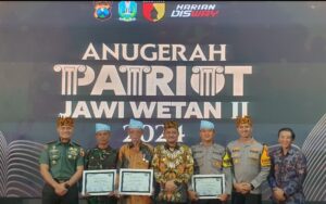 Aiptu Wahyudi Bhabinkamtibmas Bersama Tiga Pilar Desa Pontang Raih Anugerah Patriot Jawi Wetan II