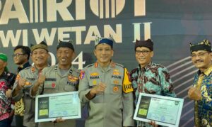 Bhabinkamtimas Polresta Banyuwangi Desa Sepanjang Terima Penghargaan Anugerah Patriot Jawi Wetan 2024: Kategori Inovasi Pembangunan Dan Pelayanan Publik