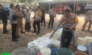 Polres Probolinggo Kota Kembali Beri Bantuan 10 Ribu Liter Air Bersih di Tongas