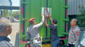 Pengawalan Ketat Dilakukan Polresta Banyuwangi Dalam Pengiriman Surat Suara Pilkada 2024 dari Gresik menuju Banyuwangi