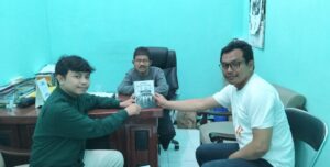 Buku “Catatan Kecil Perjalanan Petugas Haji” Diserahkan ke Tim Humas Ditjen Bimas Islam