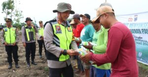 Sukseskan Asta Cita, Polres Bojonegoro Serahkan Bantuan Pertanian untuk Masyarakat