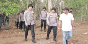 Dukung Asta Cita Polres Lamongan Manfaatkan Lahan Tidur di Desa Wanar untuk Ketahanan Pangan Nasional