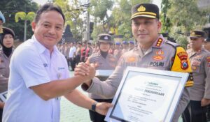 “Perhutani Anugerahi Polresta Banyuwangi atas Upaya Pemberantasan Illegal Logging”