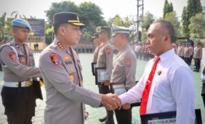 Kapolresta Banyuwangi Berikan Reward Anggota Berprestasi dan Pastikan Netralitas dalam Pilkada Serentak 2024