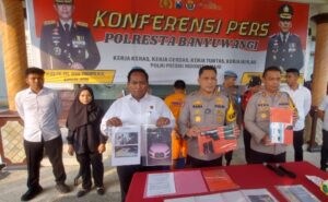 Polresta Banyuwangi Gelar Konferensi Pers Kasus Ancaman Kekerasan dengan Senjata Api,  MMA Ditahan
