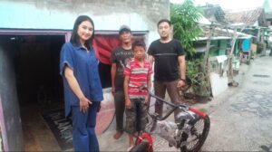 Komunitas Pendukung Ipuk dan Komunitas Juang Beri Bantuan Sepeda, untuk Anak Pemulung di Banyuwangi