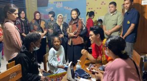 Ketum Bhayangkari Juliati Sigit Prabowo Hibur Pengungsi Korban Erupsi Gunung Lewotobi