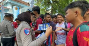 Polres Kediri Sosialisasi Keselamatan Berlalu Lintas Berbagi Helm Gratis di Area CFD