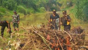 Kompak, Polres Ponorogo Bersama TNI dan Warga Bersihkan Sungai Cegah Banjir
