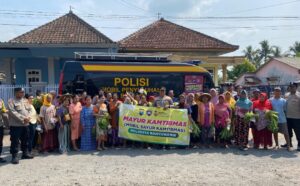 Polresta Banyuwangi Manfaatkan “Mobil Sayur” untuk Sosialisasi Pilkada 2024 dan Berbagi dengan Warga