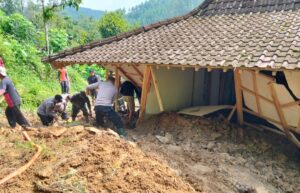 Goyong Royong, Polisi Bersama TNI dan Warga Tangani Dampak Longsor di Trenggalek