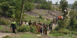 Kapolres Bondowoso Bersama Forkopimda Menembus Jalan Terjal, Pastikan Distribusi Logistik Pilkada di Lokasi Terpencil Aman