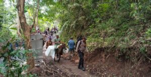 Penuh Perjuangan, Petugas Distribusikan Logistik Pilkada Menggunakan Kuda ke TPS Terpencil di Jember
