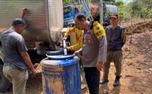 Cooling System Pasca Pungut Dan Hitung, Polresta Banyuwangi Salurkan Air Bersih Kepada Warga Terdampak Kemarau Panjang