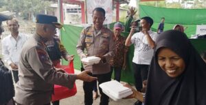 Polda Jatim Berbagi Makan Siang Gratis, Apresiasi Warga Situbondo yang Sudah Nyoblos di TPS