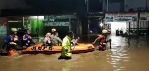 Gercep Polres Ponorogo Bantu Evakuasi Warga Terdampak Banjir