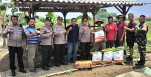 Polisi Beri Bantuan Bibit Jagung dan Pupuk di Sidoarjo, Wujudkan Ketahanan Pangan Nasional