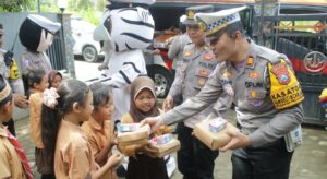 Mobil Cinta Polres Nganjuk Kembali Berbagi Ratusan Kotak Makan Siang Sehat Gratis